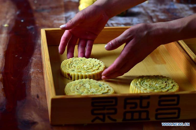 Un chef fait des gateaux de lune dans une boulangerie de gateaux de lune du Henan