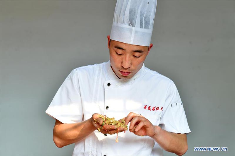 Un chef fait des gateaux de lune dans une boulangerie de gateaux de lune du Henan