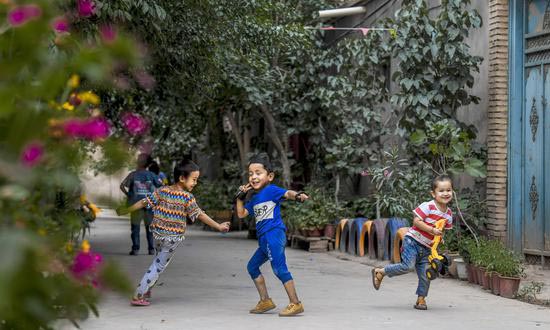 Une nouvelle enquête démystifie les mensonges sur la population du Xinjiang