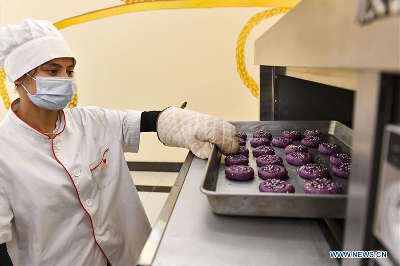 Des photos : la fabrication de la galette traditionnelle nang dans le Xinjiang