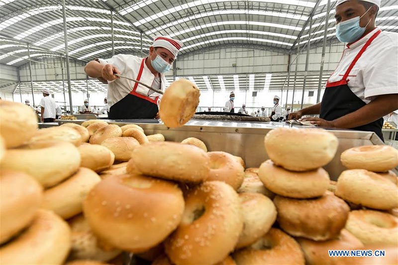 Des photos : la fabrication de la galette traditionnelle nang dans le Xinjiang