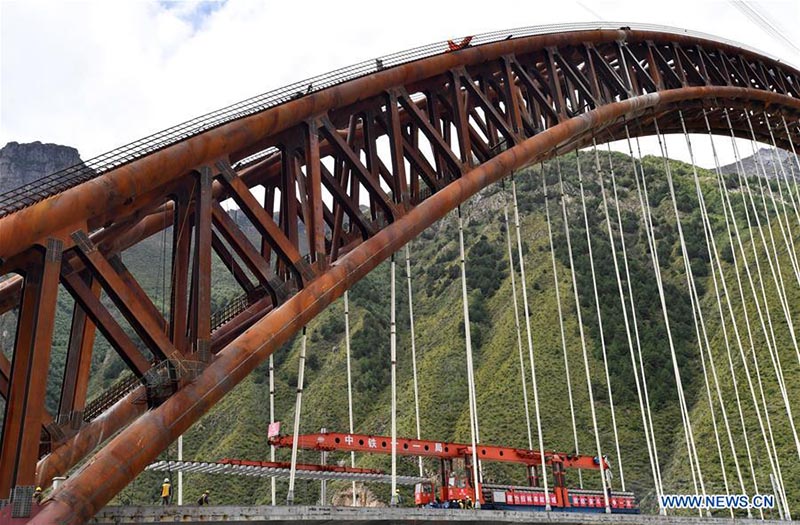 Des travaux de pose de voies sur le grand pont de la ligne ferroviaire Lhassa-Nyingchi