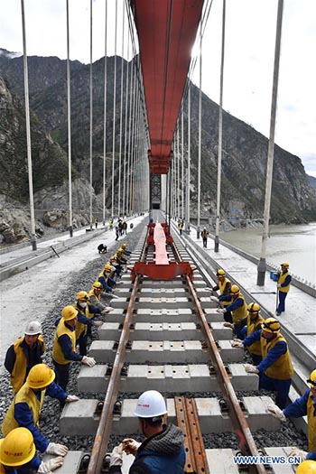 Des travaux de pose de voies sur le grand pont de la ligne ferroviaire Lhassa-Nyingchi