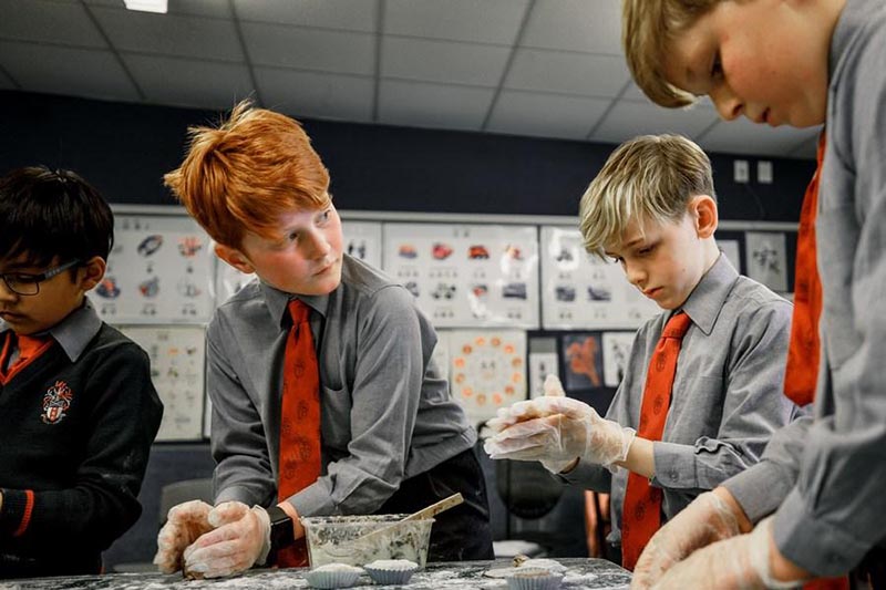 Amusez-vous avec la pate ! Des étudiants néo-zélandais apprennent à faire des gateaux de lune