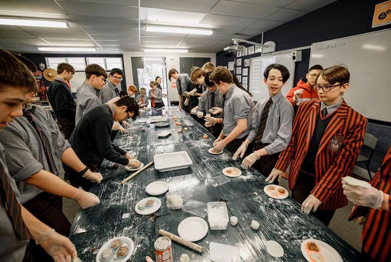 Amusez-vous avec la pate ! Des étudiants néo-zélandais apprennent à faire des gateaux de lune