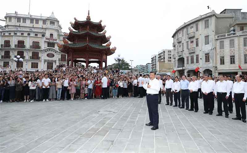 Xi Jinping inspecte la ville de Shantou