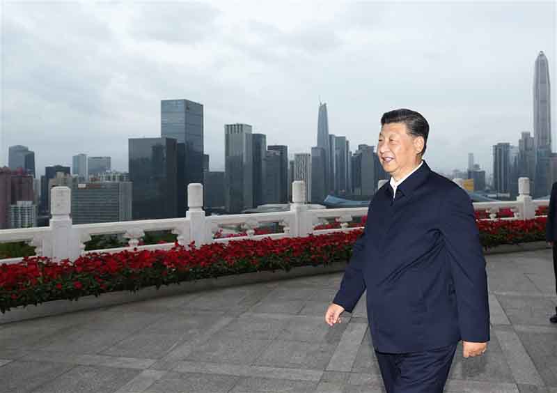 Xi Jinping présente des fleurs devant la statue de Deng Xiaoping à Shenzhen