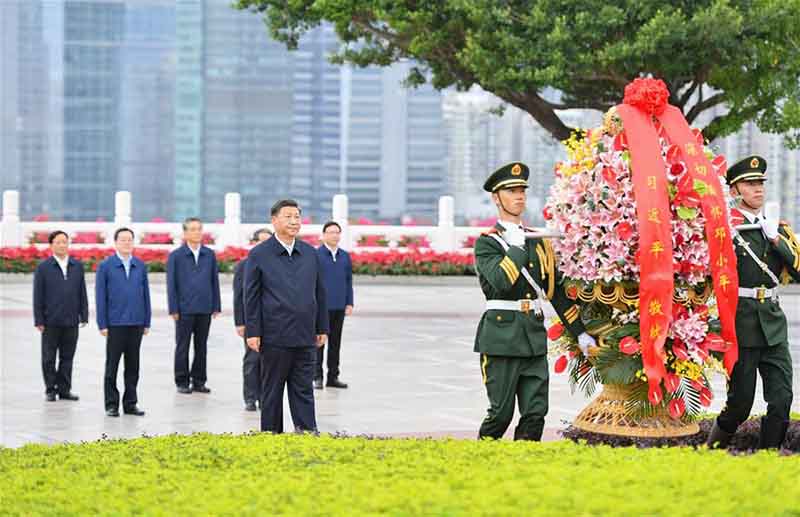 Xi Jinping présente des fleurs devant la statue de Deng Xiaoping à Shenzhen