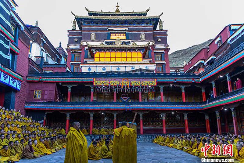 Le 11e Panchen Lama participe à un débat de haut niveau au monastère de Tashilhunpo