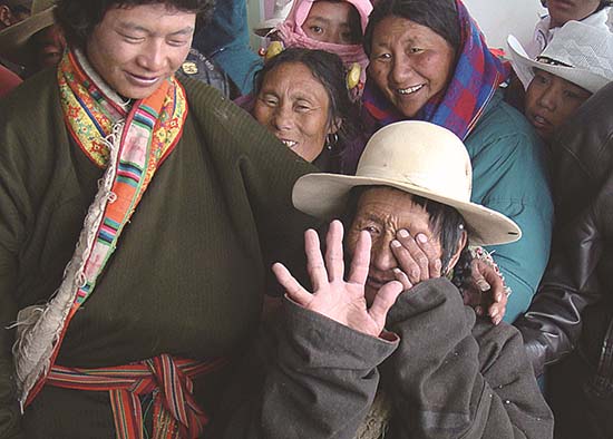 La Chine renforce les mesures de secours face à la pandémie de COVID qui s'ajoute aux difficultés existantes