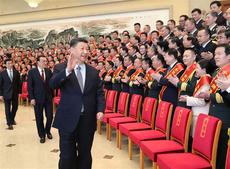 Xi Jinping rencontre des modèles de la promotion de la solidarité militaro-civile