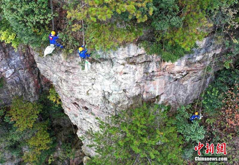 L'équipe de secouristes Blue Sky nettoie les déchets sur une falaise à Zhangjiajie