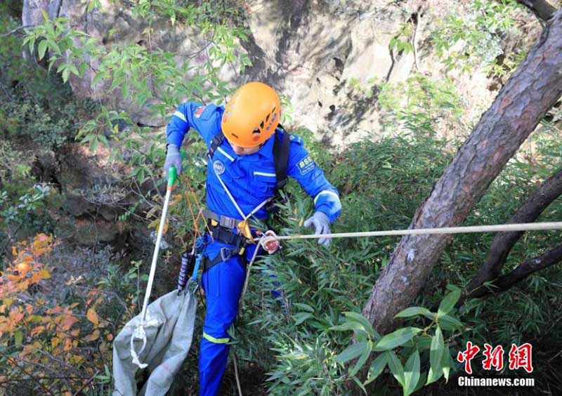 L'équipe de secouristes Blue Sky nettoie les déchets sur une falaise à Zhangjiajie