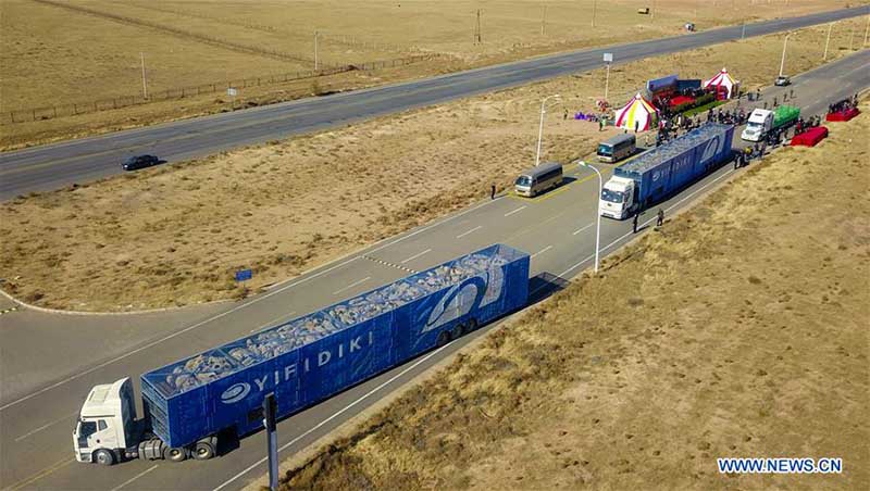 Des moutons donnés par la Mongolie arrivent dans une ville frontalière du nord de la Chine