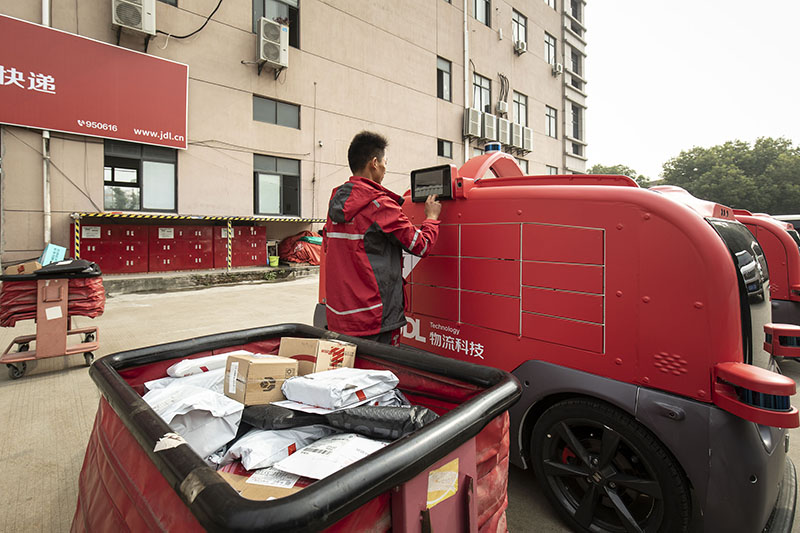 JD.com lance un robot de livraison autonome à Changshu, dans la province du Jiangsu