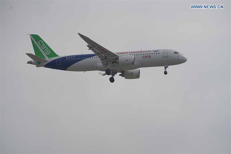 Chine : l'avion C919 effectue son premier spectacle aérien