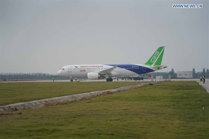 Chine : l'avion C919 effectue son premier spectacle aérien