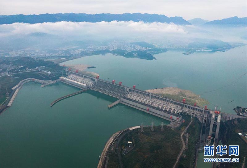 Le barrage des Trois Gorges remplit des r?les clés dans le contr?le des inondations, la production d'électricité et le transport fluvial