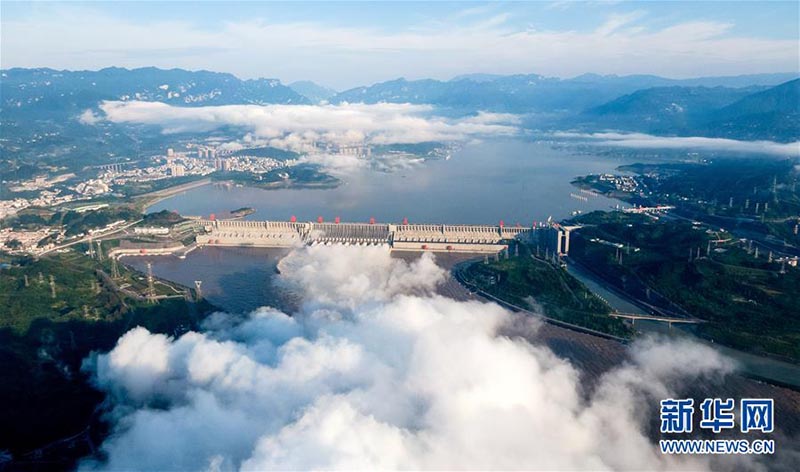 Le barrage des Trois Gorges remplit des r?les clés dans le contr?le des inondations, la production d'électricité et le transport fluvial