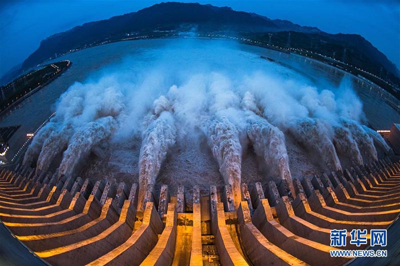 Le barrage des Trois Gorges remplit des r?les clés dans le contr?le des inondations, la production d'électricité et le transport fluvial