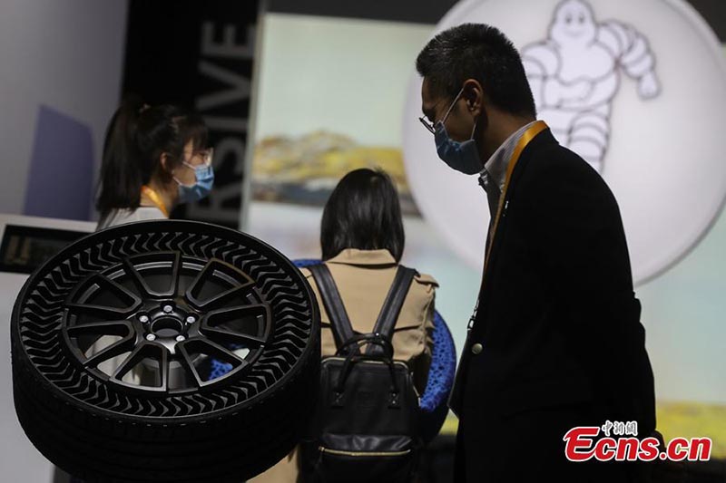 Un pneu de voiture sans air fabriqué par Michelin présenté lors de la 3e CIIE