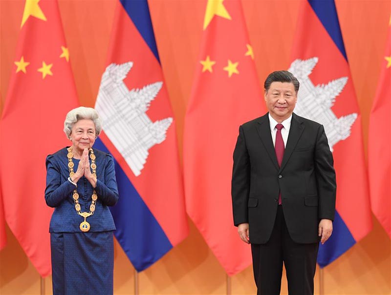 Xi Jinping décerne la médaille de l'amitié de la Chine à la reine mère du Cambodge