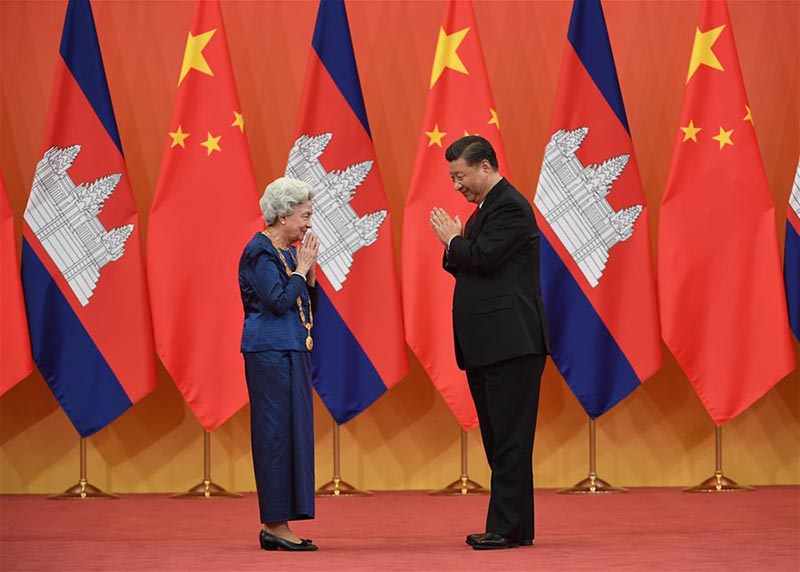 Xi Jinping décerne la médaille de l'amitié de la Chine à la reine mère du Cambodge