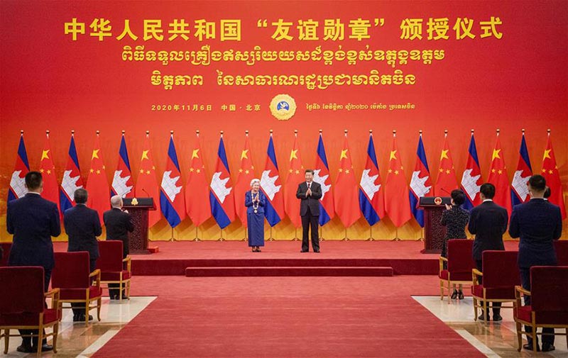 Xi Jinping décerne la médaille de l'amitié de la Chine à la reine mère du Cambodge