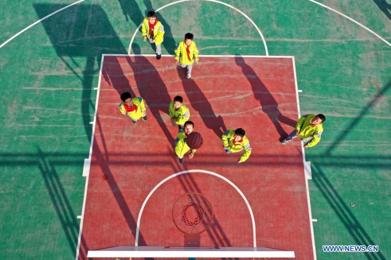 Une école de la province du Shandong organise diverses activités sportives pendant les pauses intercours plus longues