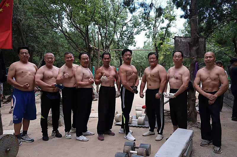 Shandong : un homme de 57 ans fait du fitness dans une ? salle de gym ? spéciale au pied du mont Yingxiong