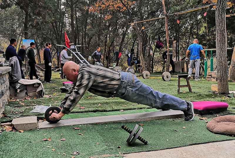 Shandong : un homme de 57 ans fait du fitness dans une ? salle de gym ? spéciale au pied du mont Yingxiong