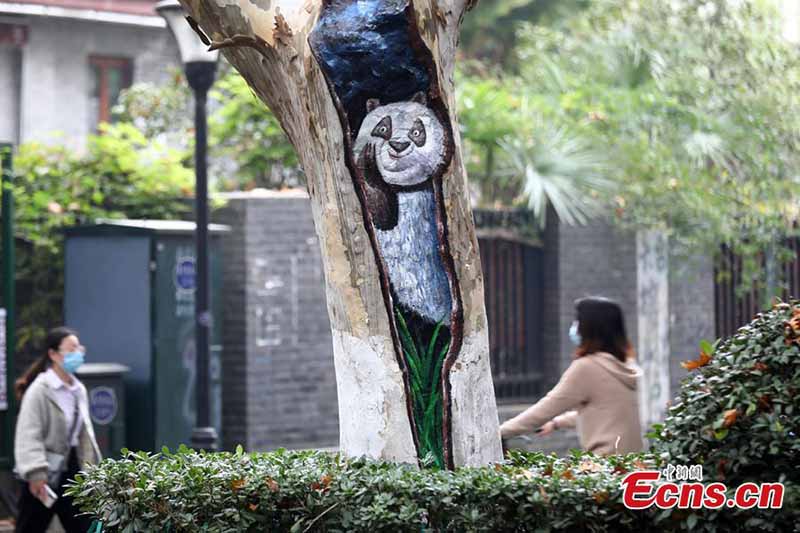 Des peintures d'animaux sur des troncs colorent la ville de Nanjing