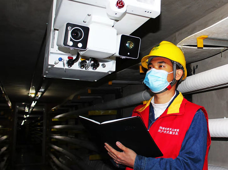 La région autonome ou?ghoure du Xinjiang déploie un robot pour inspecter le réseau électrique souterrain