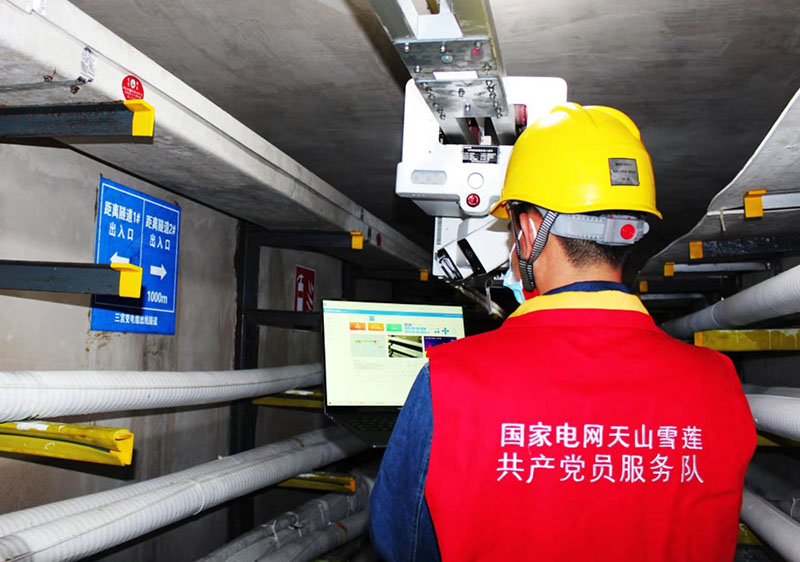 La région autonome ou?ghoure du Xinjiang déploie un robot pour inspecter le réseau électrique souterrain