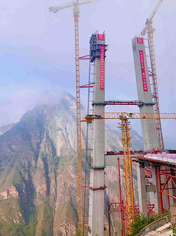 Yunnan : la tour unique du nouveau pont de Lyuzhijiang mise en place