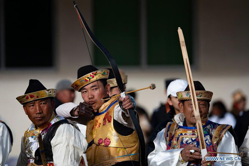 La ville tibétaine de Nyingchi organise un concours de tir à l'arc pour célébrer le Nouvel An Gongbo