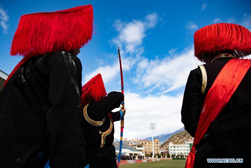 La ville tibétaine de Nyingchi organise un concours de tir à l'arc pour célébrer le Nouvel An Gongbo