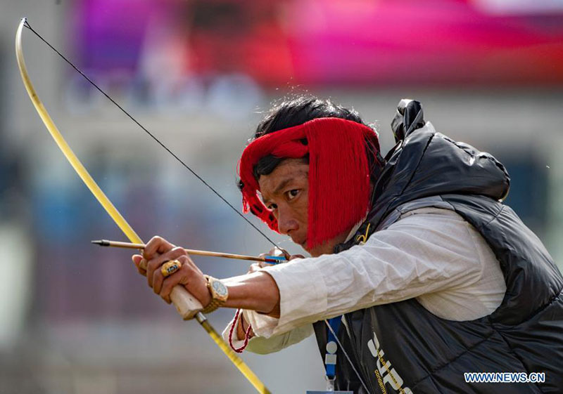 La ville tibétaine de Nyingchi organise un concours de tir à l'arc pour célébrer le Nouvel An Gongbo