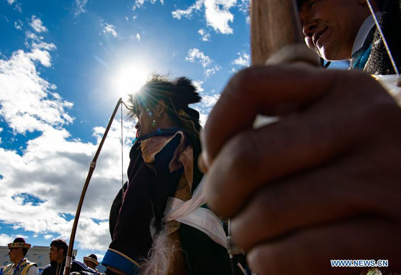 La ville tibétaine de Nyingchi organise un concours de tir à l'arc pour célébrer le Nouvel An Gongbo