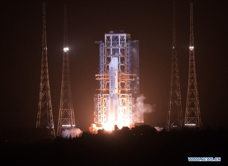 La Chine lance la sonde Chang'e-5 pour collecter et ramener des échantillons lunaires