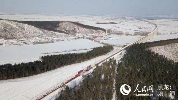 La ligne ferroviaire à grande vitesse en zone de haute altitude et de températures basses la plus au nord de la Chine en construction