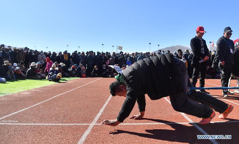 Début de la première compétition sportive des agriculteurs dans le comté de Zhanang au Tibet