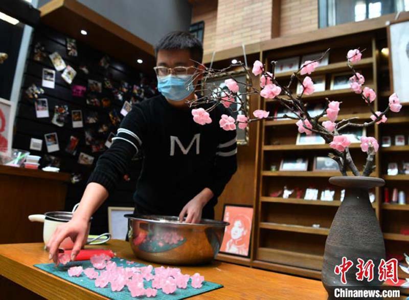 Un étudiant crée de magnifiques fleurs de prunier en cire