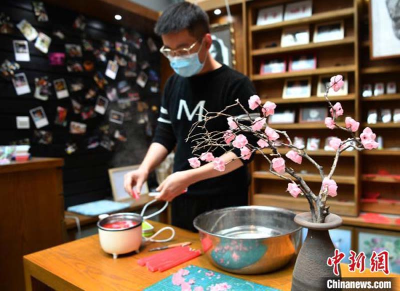 Un étudiant crée de magnifiques fleurs de prunier en cire