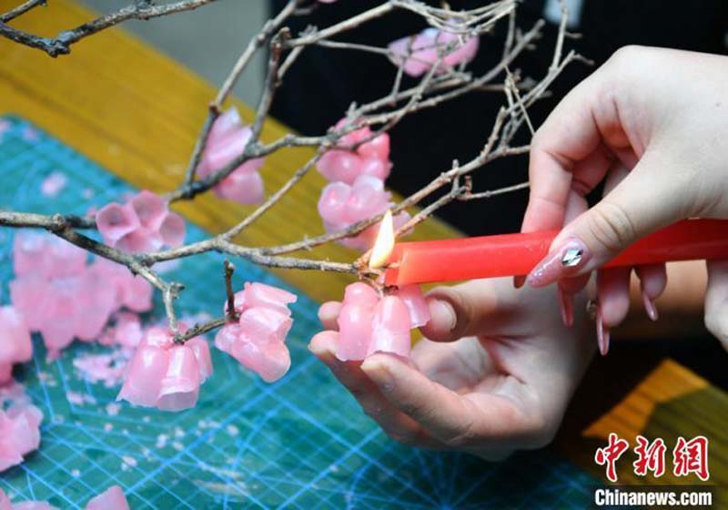 Un étudiant crée de magnifiques fleurs de prunier en cire