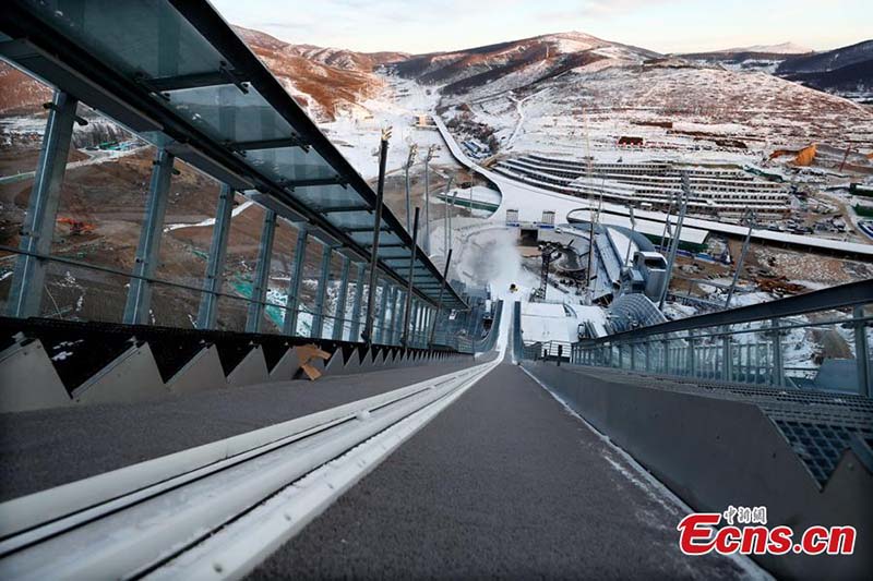 Le centre national de saut à ski des JO d'hiver de Beijing accélère les travaux de construction