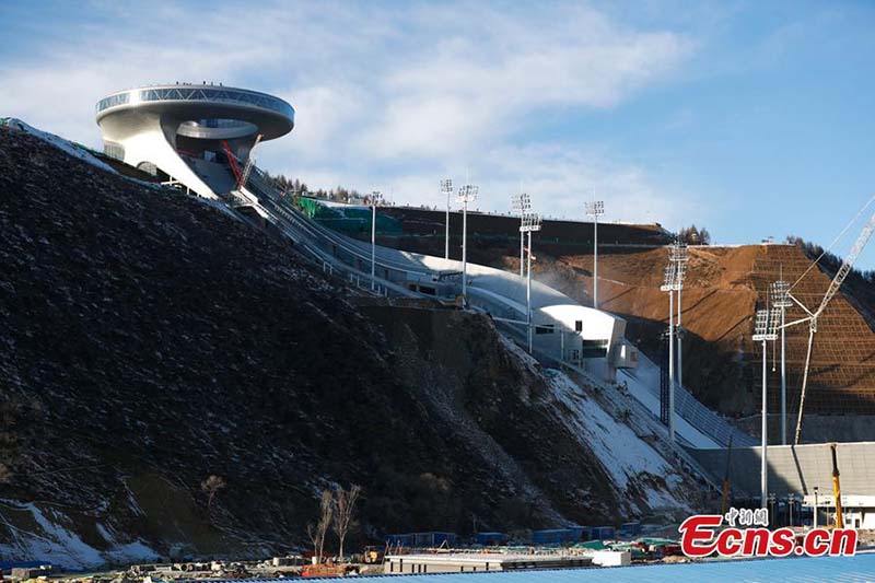 Le centre national de saut à ski des JO d'hiver de Beijing accélère les travaux de construction