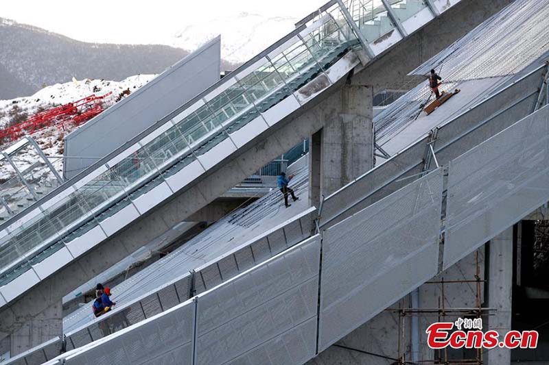 Le centre national de saut à ski des JO d'hiver de Beijing accélère les travaux de construction