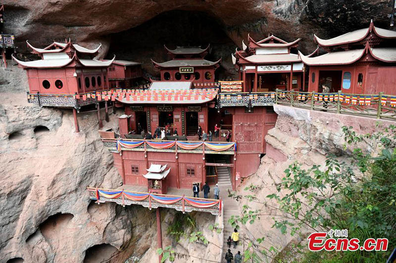 Un temple soutenu par un seul pilier sur une falaise depuis plus de 800 ans