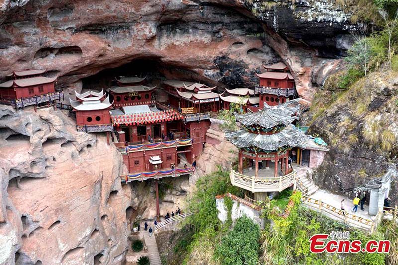 Un temple soutenu par un seul pilier sur une falaise depuis plus de 800 ans